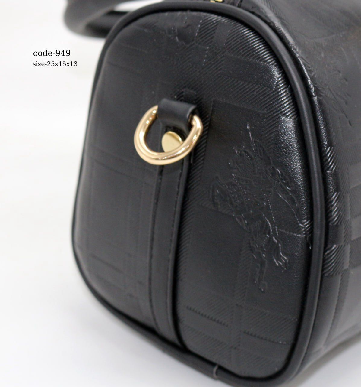 Fashionable duffel bags for travel and weekend