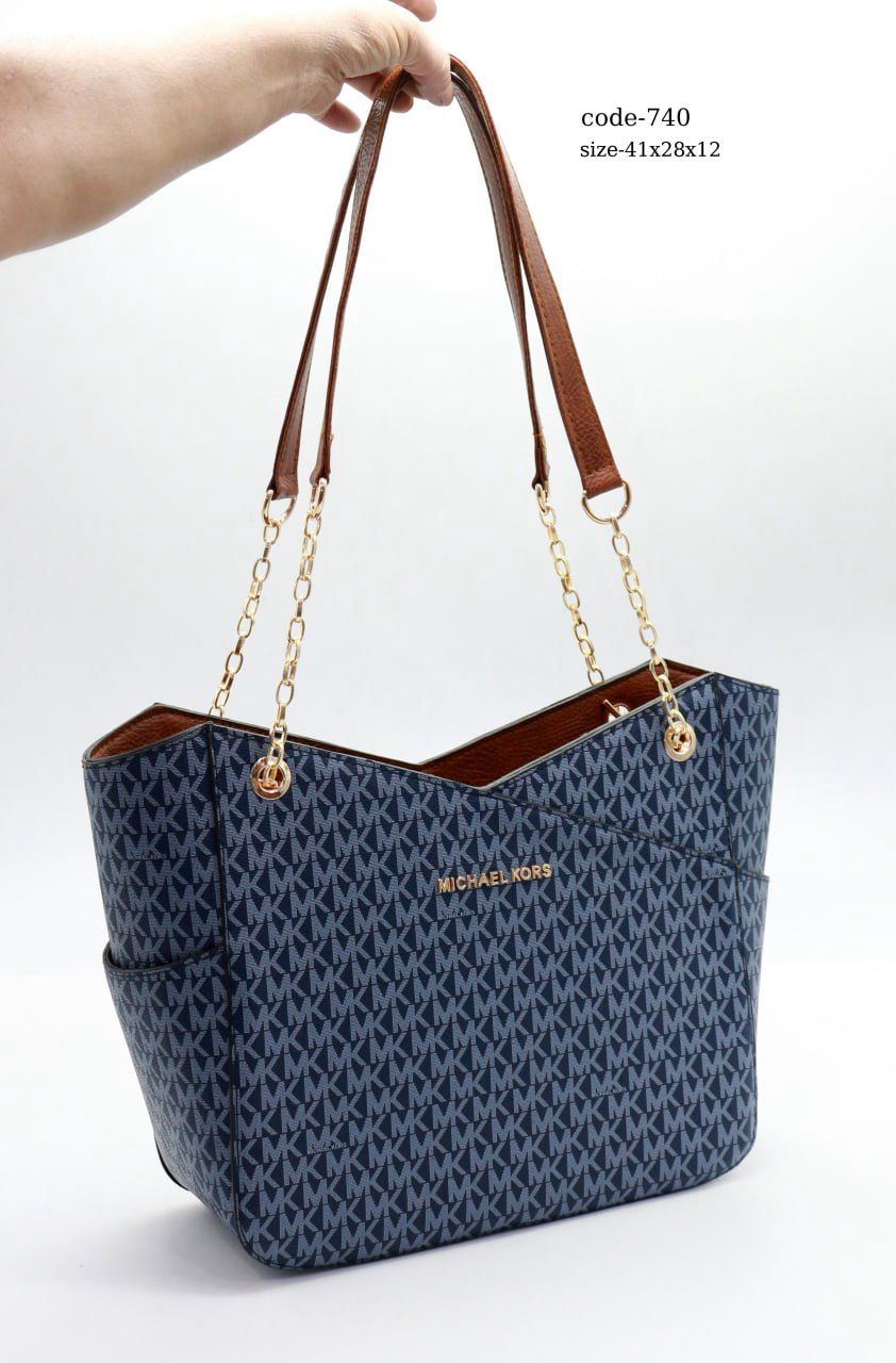 Large women's shoulder bag for travel