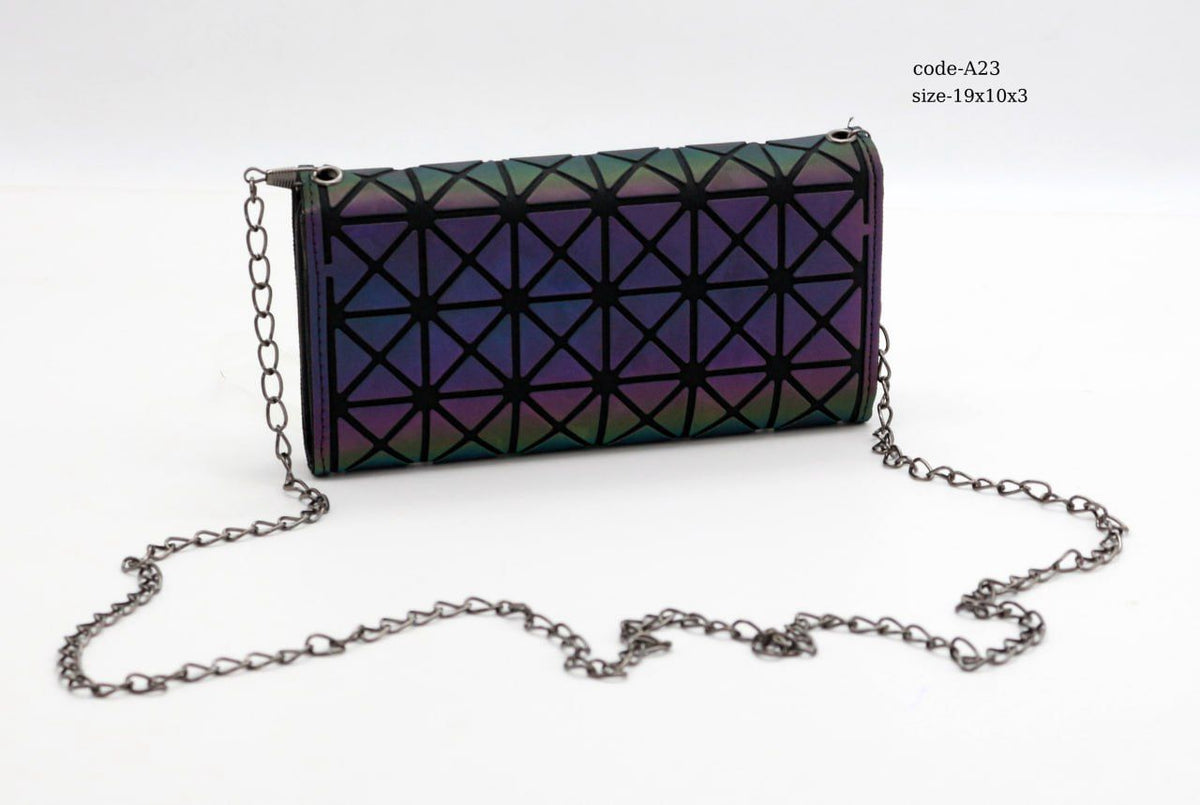 Long wallet with geometric design with 3D reflective effect