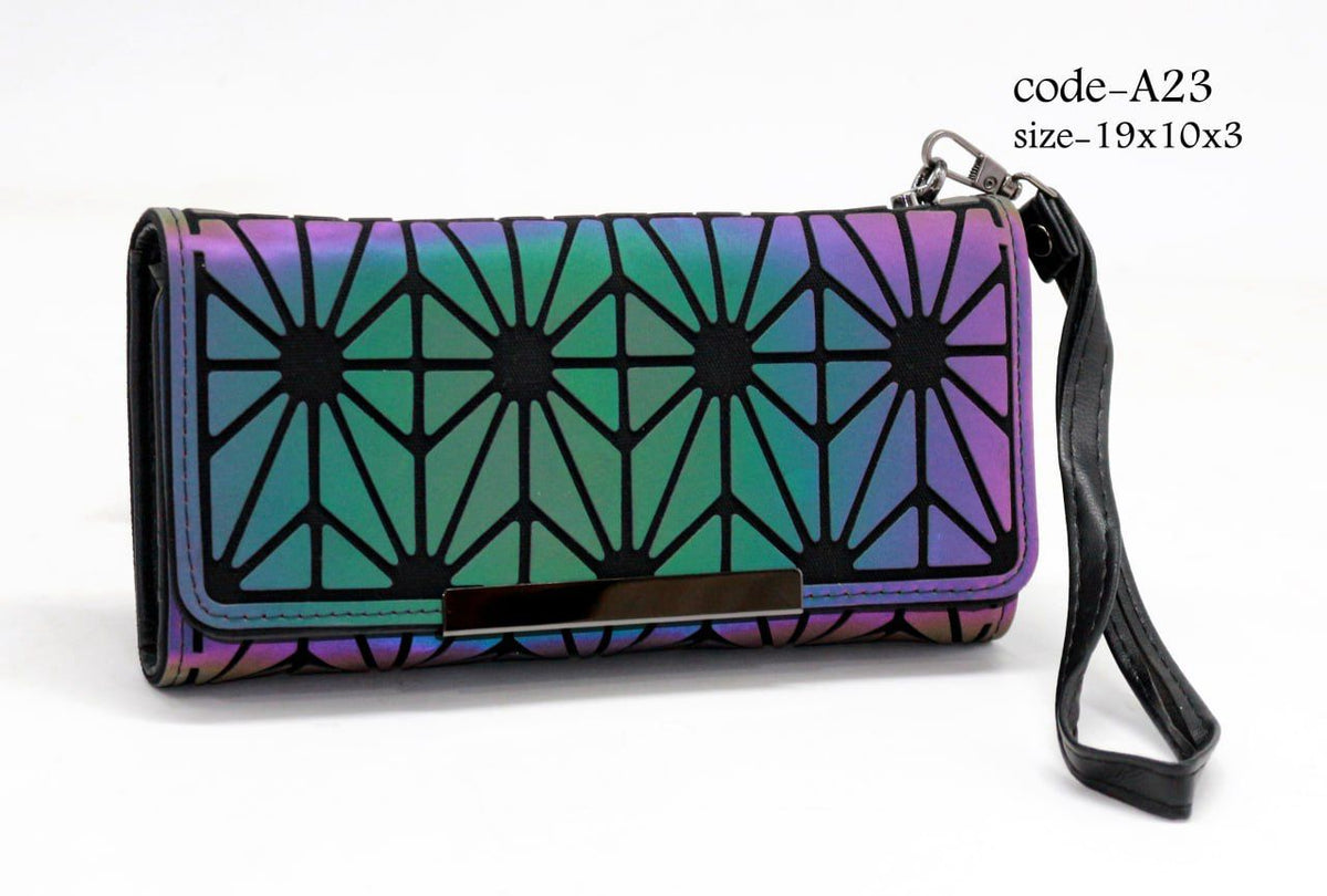 Long wallet with geometric design with 3D reflective effect