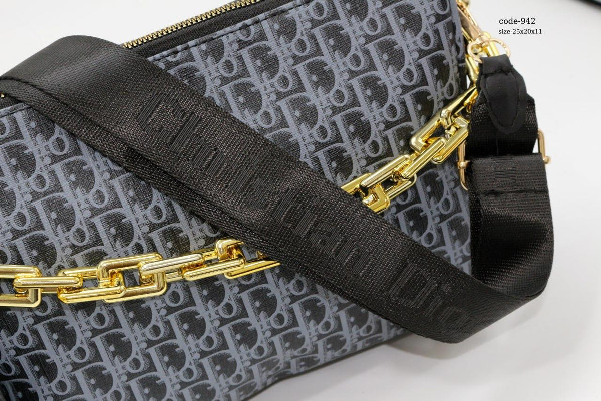 A women's crossbody bag suitable for going out and for occasions