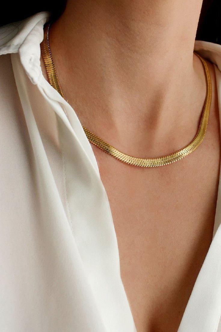 The stainless steel necklace of Zohr al-Hayeh
